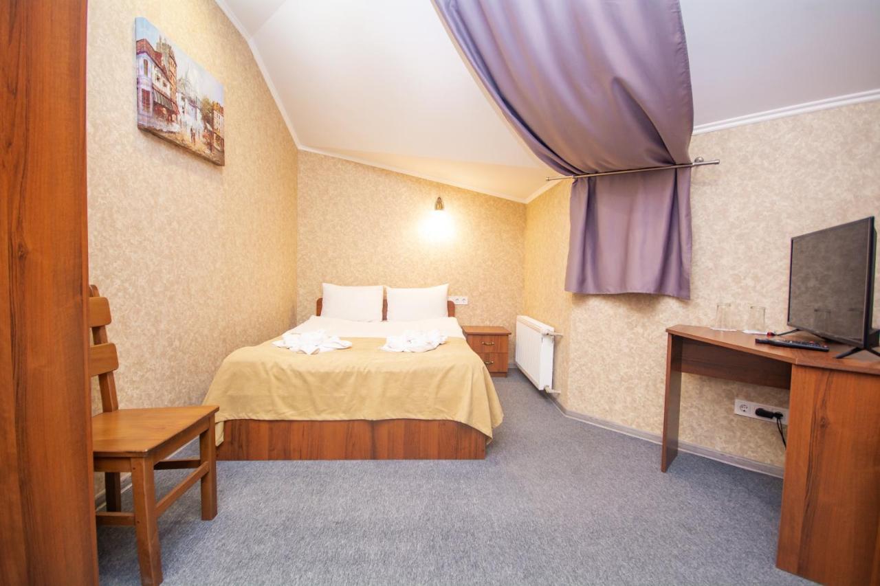 Три Сімки Hotel Vyshhorod Exterior photo