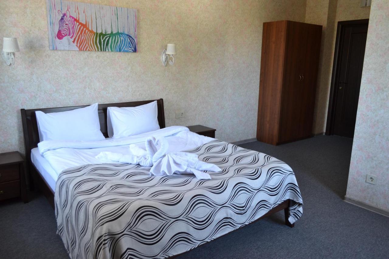 Три Сімки Hotel Vyshhorod Exterior photo