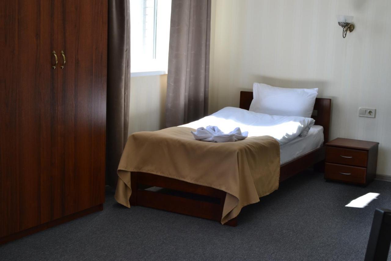Три Сімки Hotel Vyshhorod Exterior photo