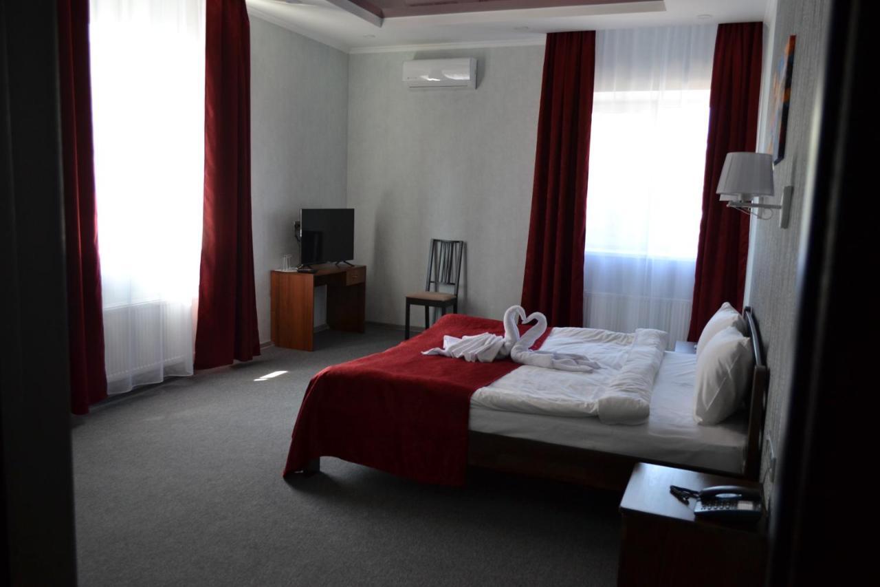 Три Сімки Hotel Vyshhorod Exterior photo