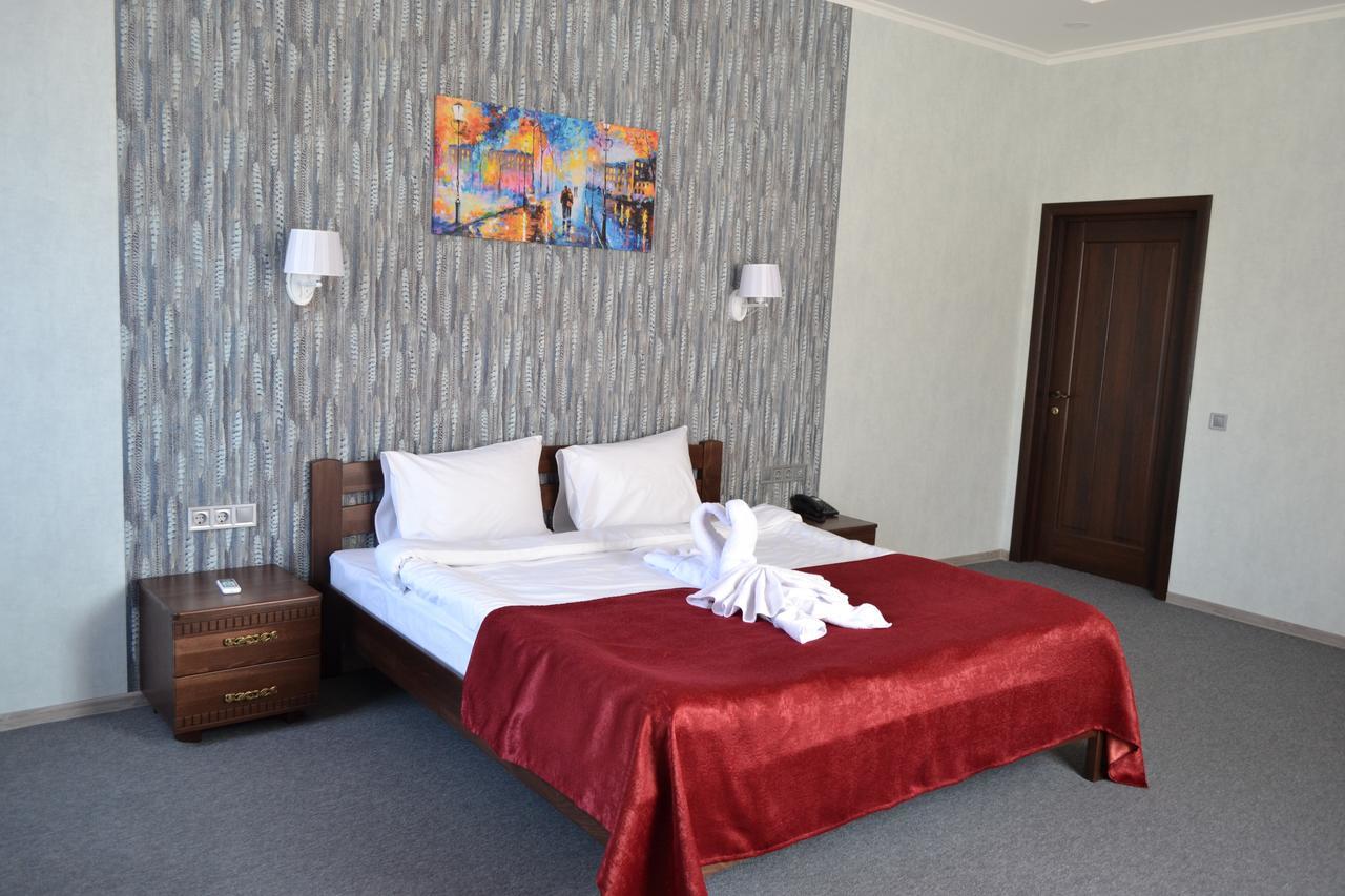 Три Сімки Hotel Vyshhorod Exterior photo